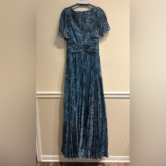 Mabella Pleated A Line Gown Satin Size 2 NWT - Picture 10 of 12